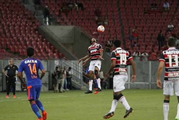 Santa Cruz e Sport se enfrentaram pela primeira vez numa competio internacional. O duelo pela Sul-Americana tambm foi a estreia do Clssico das Multides na Arena de Pernambuco. Duelo terminou empatado em 0 a 0.