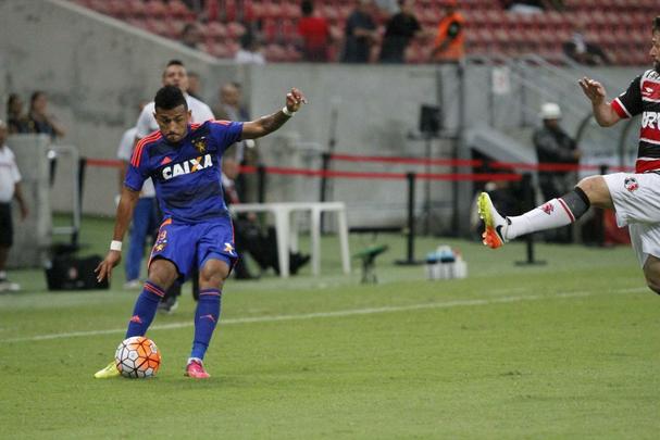 Santa Cruz e Sport se enfrentaram pela primeira vez numa competio internacional. O duelo pela Sul-Americana tambm foi a estreia do Clssico das Multides na Arena de Pernambuco. Duelo terminou empatado em 0 a 0.