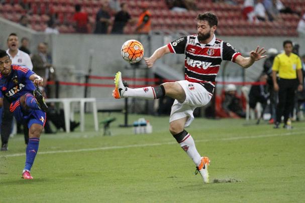 Santa Cruz e Sport se enfrentaram pela primeira vez numa competio internacional. O duelo pela Sul-Americana tambm foi a estreia do Clssico das Multides na Arena de Pernambuco. Duelo terminou empatado em 0 a 0.