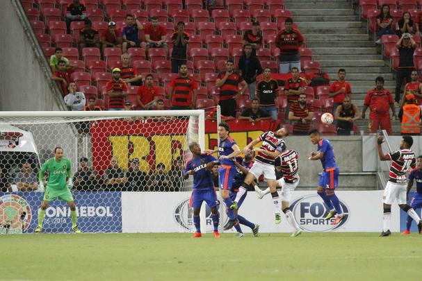 Santa Cruz e Sport se enfrentaram pela primeira vez numa competio internacional. O duelo pela Sul-Americana tambm foi a estreia do Clssico das Multides na Arena de Pernambuco. Duelo terminou empatado em 0 a 0.