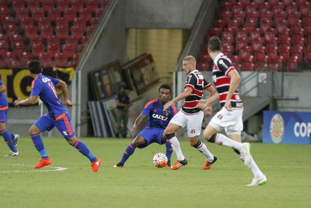 Santa Cruz e Sport se enfrentaram pela primeira vez numa competio internacional. O duelo pela Sul-Americana tambm foi a estreia do Clssico das Multides na Arena de Pernambuco. Duelo terminou empatado em 0 a 0.