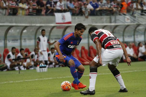 Santa Cruz e Sport se enfrentaram pela primeira vez numa competio internacional. O duelo pela Sul-Americana tambm foi a estreia do Clssico das Multides na Arena de Pernambuco. Duelo terminou empatado em 0 a 0.