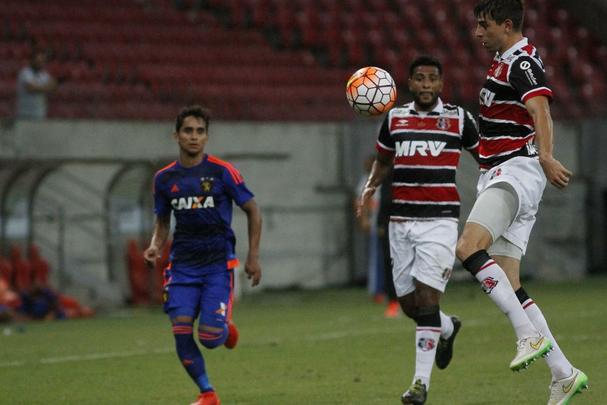 Santa Cruz e Sport se enfrentaram pela primeira vez numa competio internacional. O duelo pela Sul-Americana tambm foi a estreia do Clssico das Multides na Arena de Pernambuco. Duelo terminou empatado em 0 a 0.