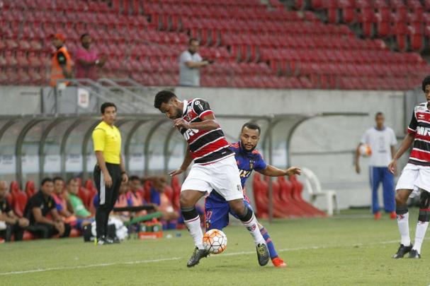 Santa Cruz e Sport se enfrentaram pela primeira vez numa competio internacional. O duelo pela Sul-Americana tambm foi a estreia do Clssico das Multides na Arena de Pernambuco. Duelo terminou empatado em 0 a 0.