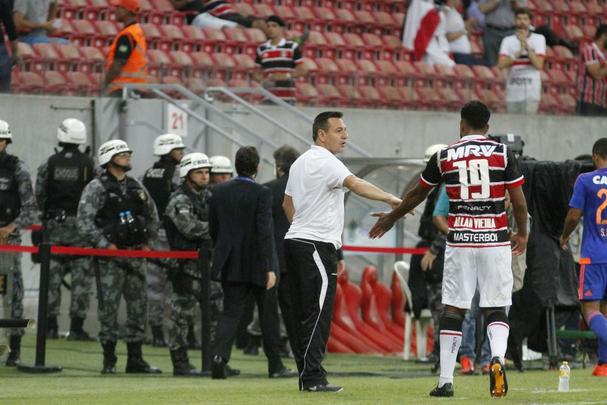 Santa Cruz e Sport se enfrentaram pela primeira vez numa competio internacional. O duelo pela Sul-Americana tambm foi a estreia do Clssico das Multides na Arena de Pernambuco. Duelo terminou empatado em 0 a 0.