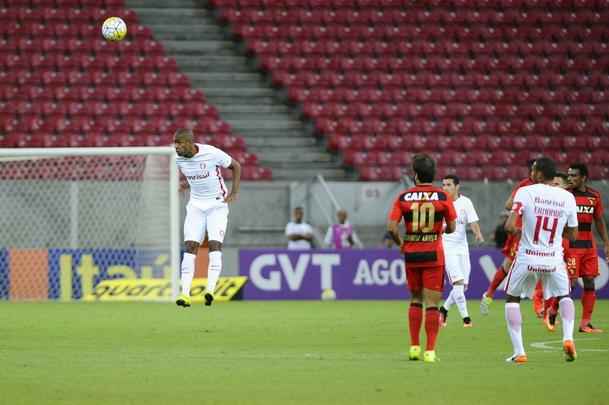 Sport sentiu bastante os desfalques de peças importantes, como Rogério e Diego Souza. Acabou sofrendo um gol logo no início da partida, fruto de um lance polêmico, em que o árbitro acabou marcando pênalti. O Leão tanto insistiu que, no fim da partida, conseguiu fazer o seu gol, com Vinícius Araújo, saindo pelo menos com o empate de campo.