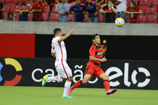 Sport sentiu bastante os desfalques de peças importantes, como Rogério e Diego Souza. Acabou sofrendo um gol logo no início da partida, fruto de um lance polêmico, em que o árbitro acabou marcando pênalti. O Leão tanto insistiu que, no fim da partida, conseguiu fazer o seu gol, com Vinícius Araújo, saindo pelo menos com o empate de campo.