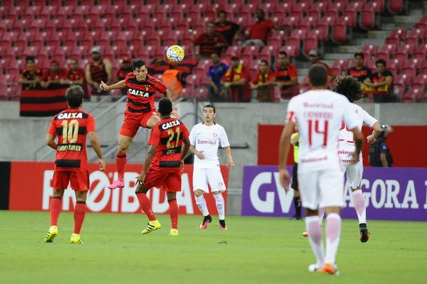 Sport sentiu bastante os desfalques de peças importantes, como Rogério e Diego Souza. Acabou sofrendo um gol logo no início da partida, fruto de um lance polêmico, em que o árbitro acabou marcando pênalti. O Leão tanto insistiu que, no fim da partida, conseguiu fazer o seu gol, com Vinícius Araújo, saindo pelo menos com o empate de campo.