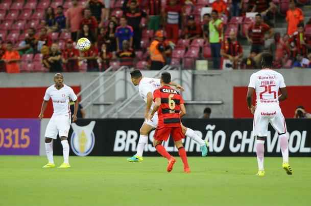 Sport sentiu bastante os desfalques de peças importantes, como Rogério e Diego Souza. Acabou sofrendo um gol logo no início da partida, fruto de um lance polêmico, em que o árbitro acabou marcando pênalti. O Leão tanto insistiu que, no fim da partida, conseguiu fazer o seu gol, com Vinícius Araújo, saindo pelo menos com o empate de campo.