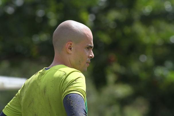 Sacudida sem efeito - A última tentativa de Gallo de mudar a equipe foi trocando seis jogadores contra o Sampaio Corrêa, incluindo referências como o goleiro Júlio César. Não surtiu o efeito esperado. Em cinco minutos, o time acabou sofrendo três gols e saiu derrotado.