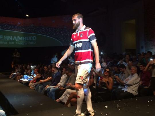 Zagueiro Danny Morais desfila na passarela com o padrão 1 do Santa Cruz