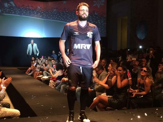 Volante João Paulo acabou sendo o 'modelo' do uniforme cinza com tons pretos