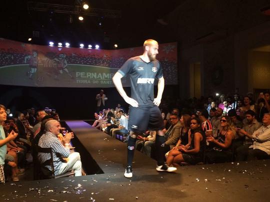 Reserva, goleiro Edson Kölln com mais um padrão a ser usado pelos goleiros corais