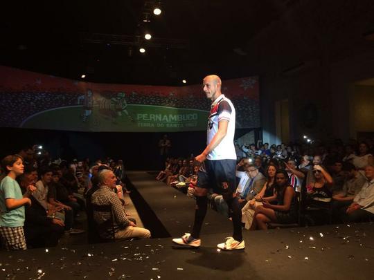 Volante Uillian Correia na passarela com modelo casual de camisa