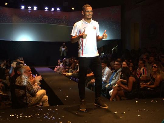 Zagueiro Neris com mais um modelo casual lançado nesta terça pela Penalty