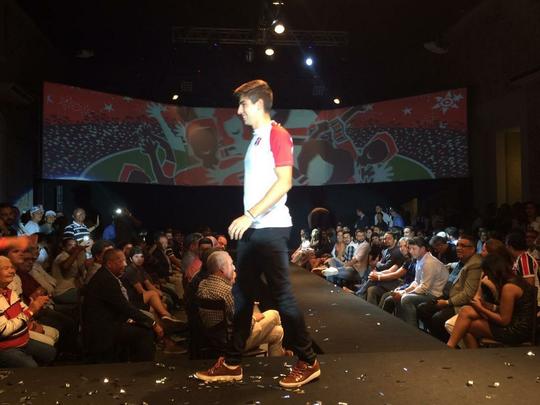 Também zagueiro, Luan Peres exibe outro modelo de camisa casual da nova linha