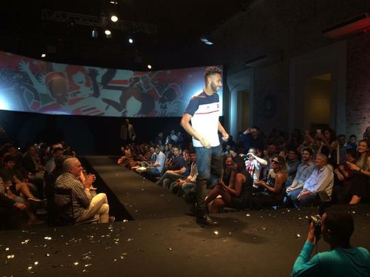 Outro zagueiro vestindo modelo casual; este foi usado por Wellington Silva