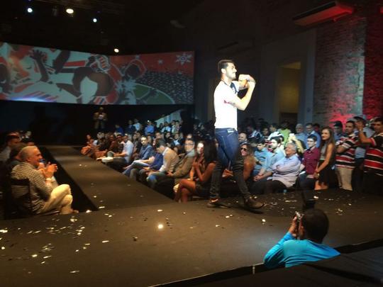 Convidado, filho do ex-zagueiro Ricardo Rocha, Ricardinho, veste última peça casual