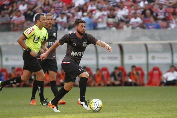 Não faltou luta ao Santa Cruz. E até por conta disso o empate por 2 a 2 nesta quarta-feira, na Arena de Pernambuco, contra a Chapecoense, teve um sabor tão amargo para os corais