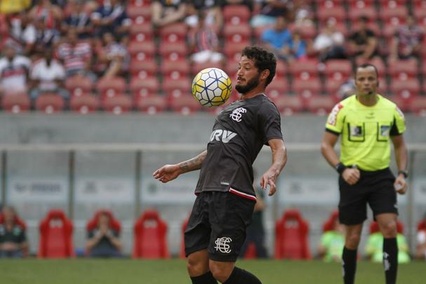 Não faltou luta ao Santa Cruz. E até por conta disso o empate por 2 a 2 nesta quarta-feira, na Arena de Pernambuco, contra a Chapecoense, teve um sabor tão amargo para os corais