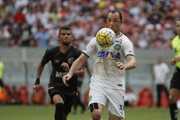Não faltou luta ao Santa Cruz. E até por conta disso o empate por 2 a 2 nesta quarta-feira, na Arena de Pernambuco, contra a Chapecoense, teve um sabor tão amargo para os corais