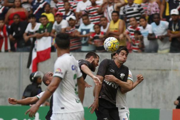 Não faltou luta ao Santa Cruz. E até por conta disso o empate por 2 a 2 nesta quarta-feira, na Arena de Pernambuco, contra a Chapecoense, teve um sabor tão amargo para os corais