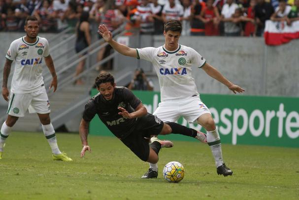 Não faltou luta ao Santa Cruz. E até por conta disso o empate por 2 a 2 nesta quarta-feira, na Arena de Pernambuco, contra a Chapecoense, teve um sabor tão amargo para os corais
