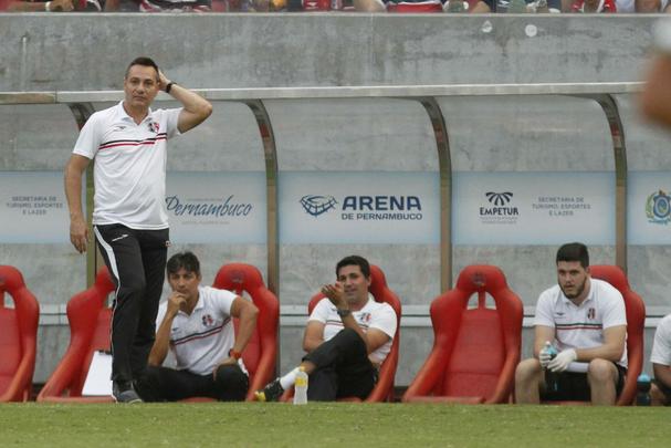 Não faltou luta ao Santa Cruz. E até por conta disso o empate por 2 a 2 nesta quarta-feira, na Arena de Pernambuco, contra a Chapecoense, teve um sabor tão amargo para os corais