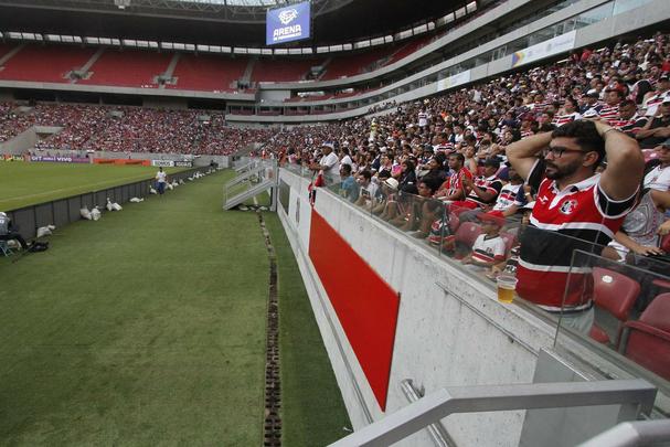 Não faltou luta ao Santa Cruz. E até por conta disso o empate por 2 a 2 nesta quarta-feira, na Arena de Pernambuco, contra a Chapecoense, teve um sabor tão amargo para os corais