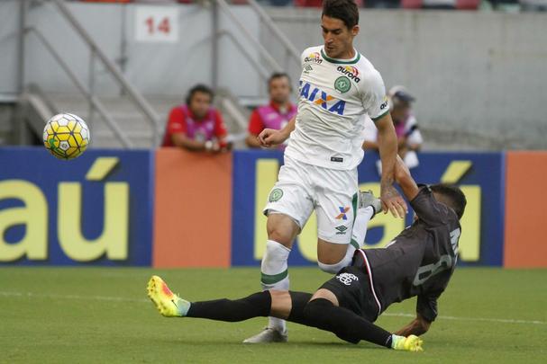 Não faltou luta ao Santa Cruz. E até por conta disso o empate por 2 a 2 nesta quarta-feira, na Arena de Pernambuco, contra a Chapecoense, teve um sabor tão amargo para os corais