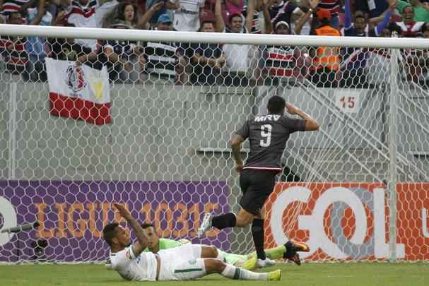Não faltou luta ao Santa Cruz. E até por conta disso o empate por 2 a 2 nesta quarta-feira, na Arena de Pernambuco, contra a Chapecoense, teve um sabor tão amargo para os corais