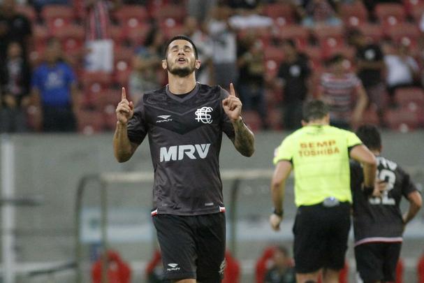 Não faltou luta ao Santa Cruz. E até por conta disso o empate por 2 a 2 nesta quarta-feira, na Arena de Pernambuco, contra a Chapecoense, teve um sabor tão amargo para os corais