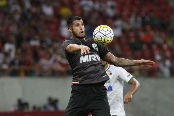 Não faltou luta ao Santa Cruz. E até por conta disso o empate por 2 a 2 nesta quarta-feira, na Arena de Pernambuco, contra a Chapecoense, teve um sabor tão amargo para os corais