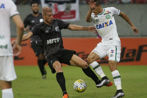 Não faltou luta ao Santa Cruz. E até por conta disso o empate por 2 a 2 nesta quarta-feira, na Arena de Pernambuco, contra a Chapecoense, teve um sabor tão amargo para os corais