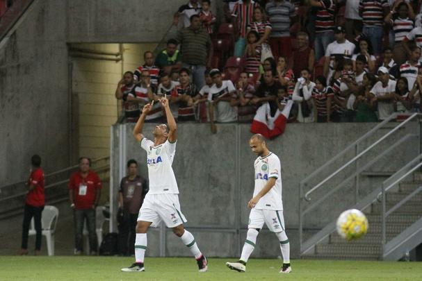 Não faltou luta ao Santa Cruz. E até por conta disso o empate por 2 a 2 nesta quarta-feira, na Arena de Pernambuco, contra a Chapecoense, teve um sabor tão amargo para os corais