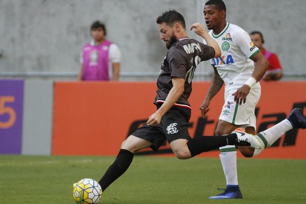 No faltou luta ao Santa Cruz. E at por conta disso o empate por 2 a 2 nesta quarta-feira, na Arena de Pernambuco, contra a Chapecoense, teve um sabor to amargo para os corais