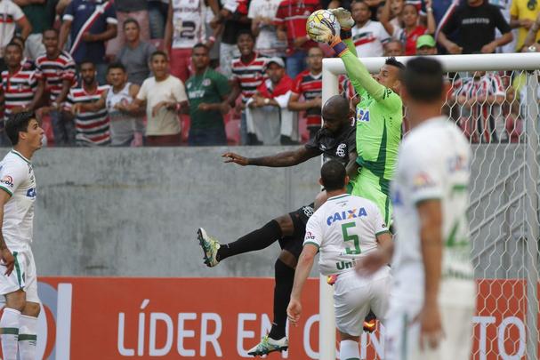 No faltou luta ao Santa Cruz. E at por conta disso o empate por 2 a 2 nesta quarta-feira, na Arena de Pernambuco, contra a Chapecoense, teve um sabor to amargo para os corais
