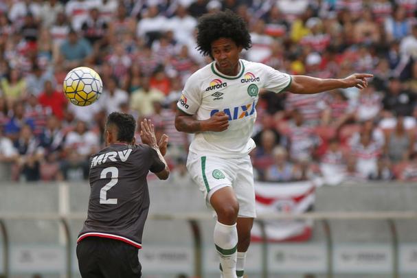 No faltou luta ao Santa Cruz. E at por conta disso o empate por 2 a 2 nesta quarta-feira, na Arena de Pernambuco, contra a Chapecoense, teve um sabor to amargo para os corais