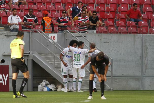 No faltou luta ao Santa Cruz. E at por conta disso o empate por 2 a 2 nesta quarta-feira, na Arena de Pernambuco, contra a Chapecoense, teve um sabor to amargo para os corais