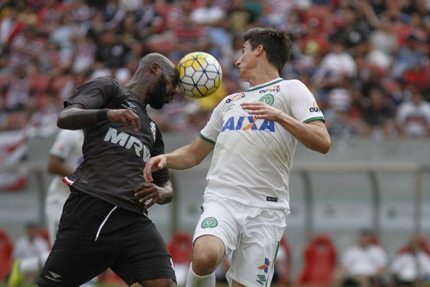 No faltou luta ao Santa Cruz. E at por conta disso o empate por 2 a 2 nesta quarta-feira, na Arena de Pernambuco, contra a Chapecoense, teve um sabor to amargo para os corais