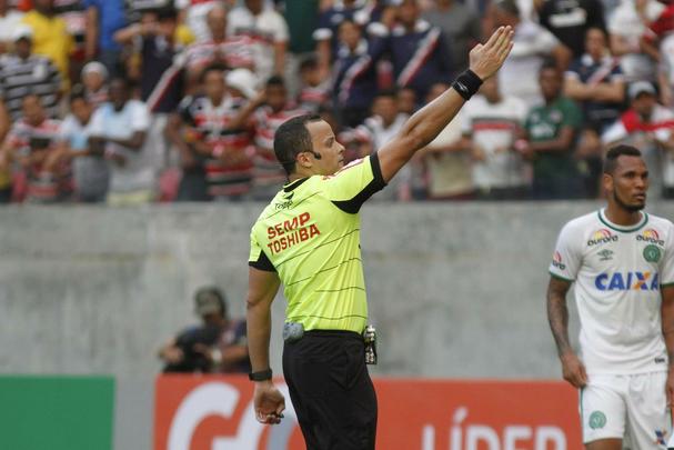 No faltou luta ao Santa Cruz. E at por conta disso o empate por 2 a 2 nesta quarta-feira, na Arena de Pernambuco, contra a Chapecoense, teve um sabor to amargo para os corais