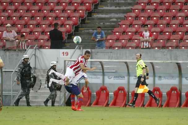 Em partida vlida pela 24 rodada da Srie B do Campeonato Brasileiro, equipes empataram sem gols na Arena de Pernambuco