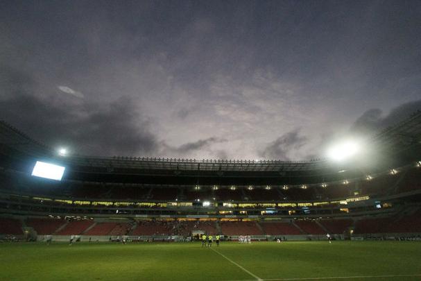 Segundo tempo da partida demorou a comear devido a um apago de parte dos refletores na Arena  