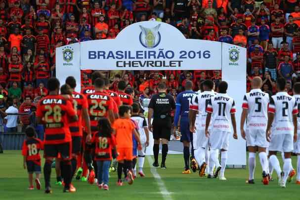 Sport fez todos os gols na etapa final, respira na Série A e dificulta vida do Santa Cruz no Campeonato Brasileiro