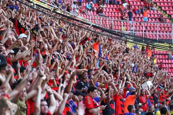 Sport fez todos os gols na etapa final, respira na Série A e dificulta vida do Santa Cruz no Campeonato Brasileiro