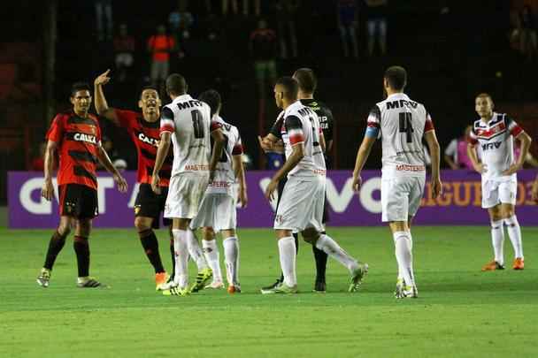 Sport fez todos os gols na etapa final, respira na Série A e dificulta vida do Santa Cruz no Campeonato Brasileiro