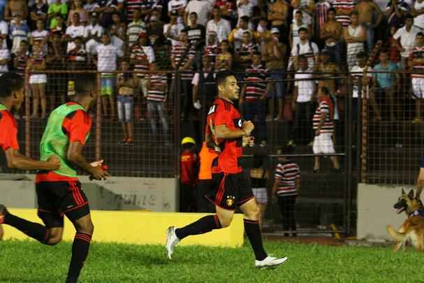 Sport fez todos os gols na etapa final, respira na Série A e dificulta vida do Santa Cruz no Campeonato Brasileiro