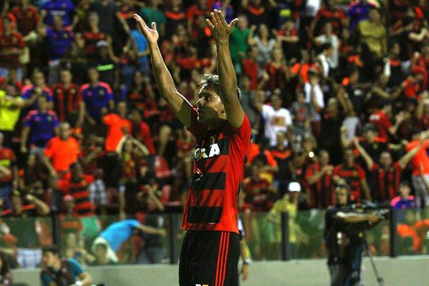 Everton Felipe fez belo gol no Santa Cruz e chorou na comemorao na Ilha do Retiro