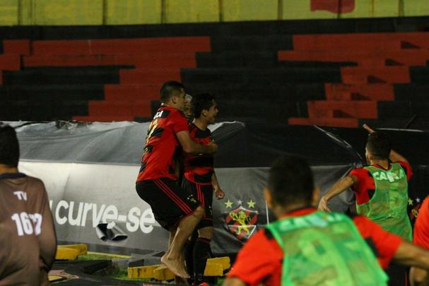 Everton Felipe fez belo gol no Santa Cruz e chorou na comemorao na Ilha do Retiro