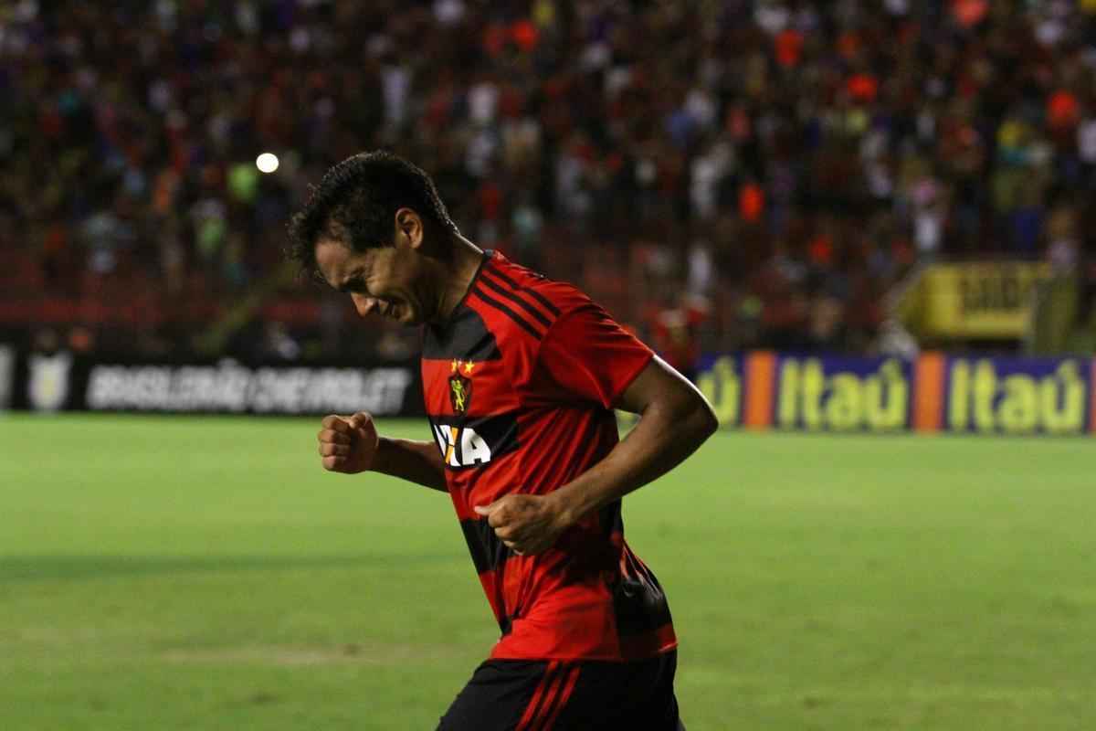 Everton Felipe fez belo gol no Santa Cruz e chorou na comemorao na Ilha do Retiro